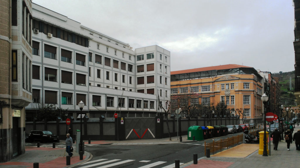 En primer plano el edificio recientemente renovado de la escuela de magisterio BAM que el obispado de Bilbao quiere demoler, al fondo el colegio público Cervantes. 