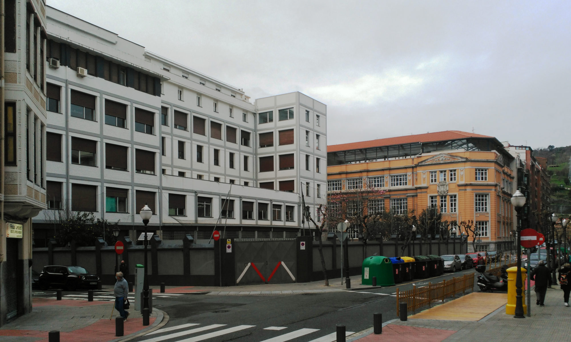 En primer plano el edificio recientemente renovado de la escuela de magisterio BAM que el obispado de Bilbao quiere demoler, al fondo el colegio público Cervantes.