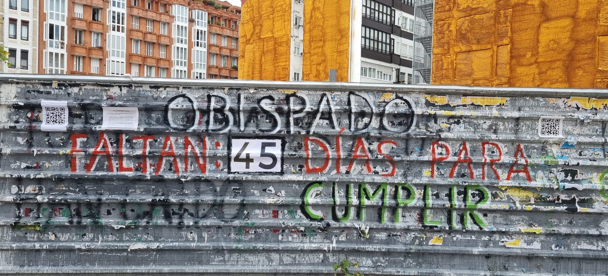 La valla de la obra se ha convertido en el panel con la cuenta atrás de los días que le quedan al Obispado para cumplir.