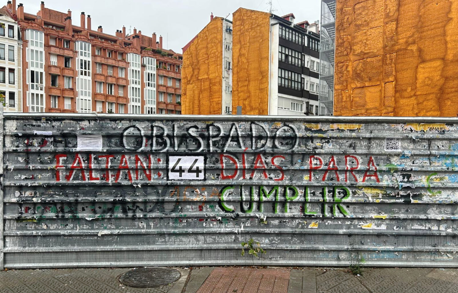 Mural en la valla que indica que al Obispado de Bilbao le quedan 44 días para cumplir con la resolución municipal.