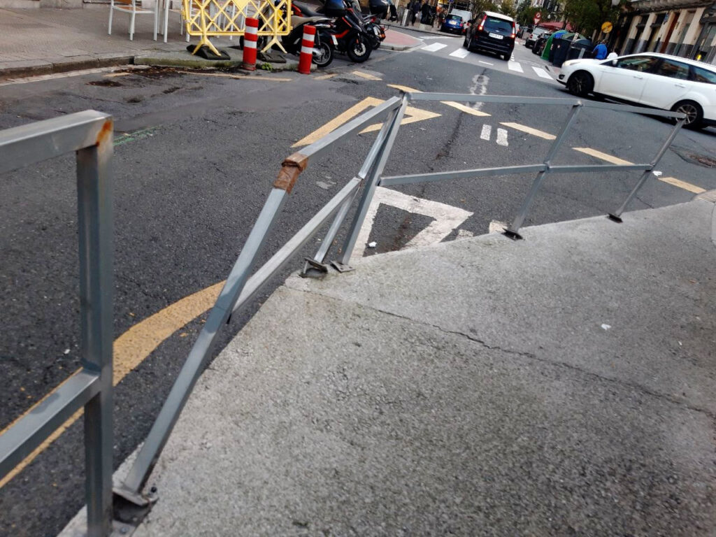 Barandilla caída de la protección de la acera en la parcela del Obispadode Bilbao y Mutualia. 