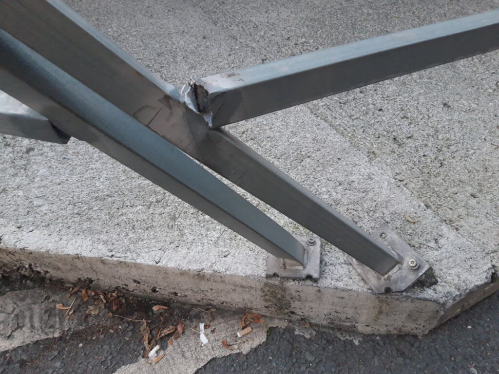 Barandilla caída de la protección de la acera en la parcela del Obispadode Bilbao y Mutualia.  Foto de detalle.