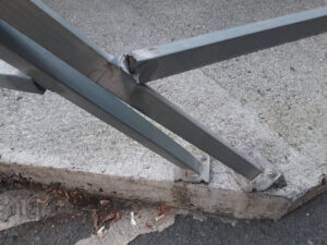 Barandilla caída de la protección de la acera en la parcela del Obispadode Bilbao y Mutualia. Foto de detalle.