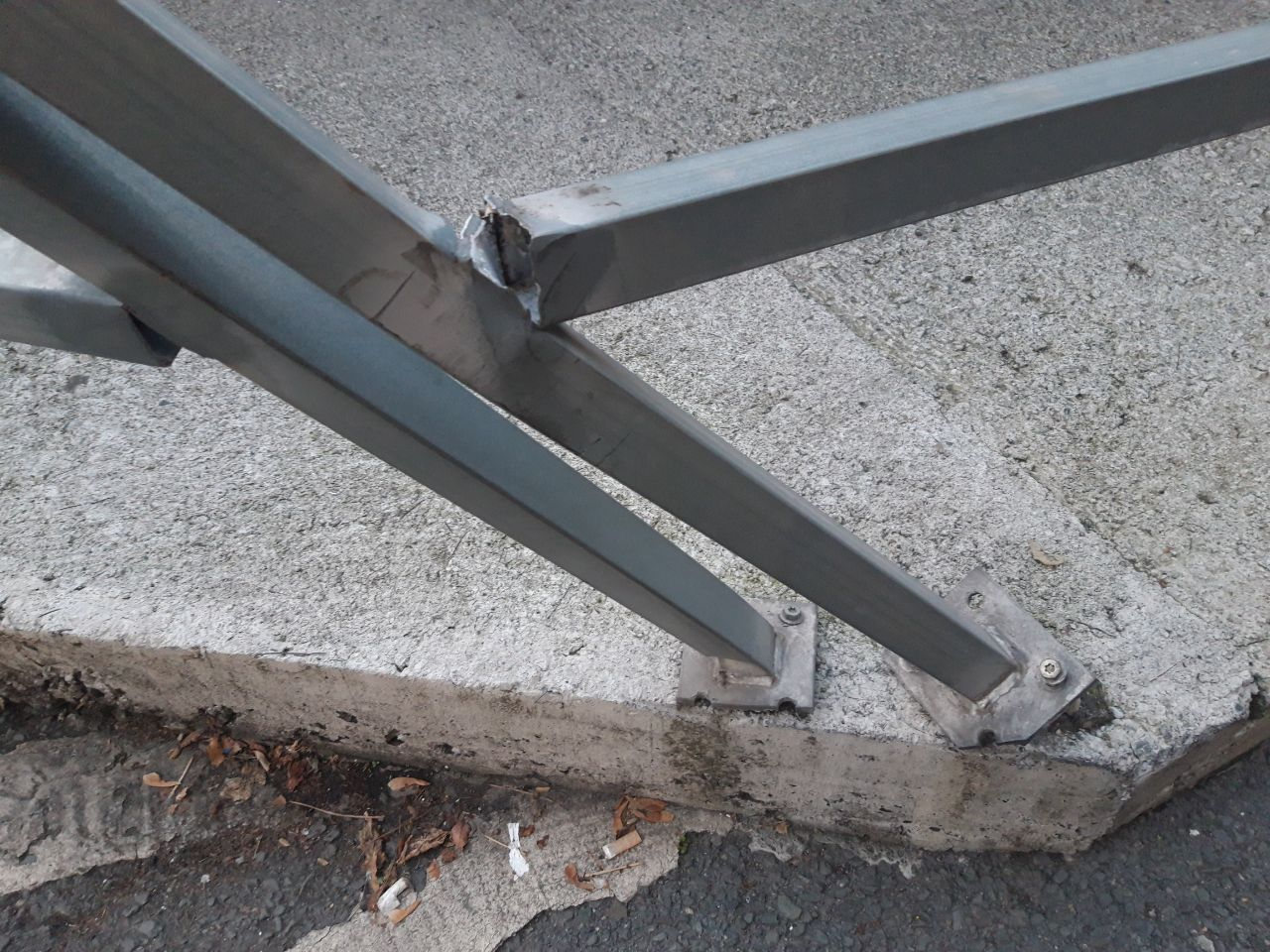 Barandilla caída de la protección de la acera en la parcela del Obispadode Bilbao y Mutualia. Foto de detalle.