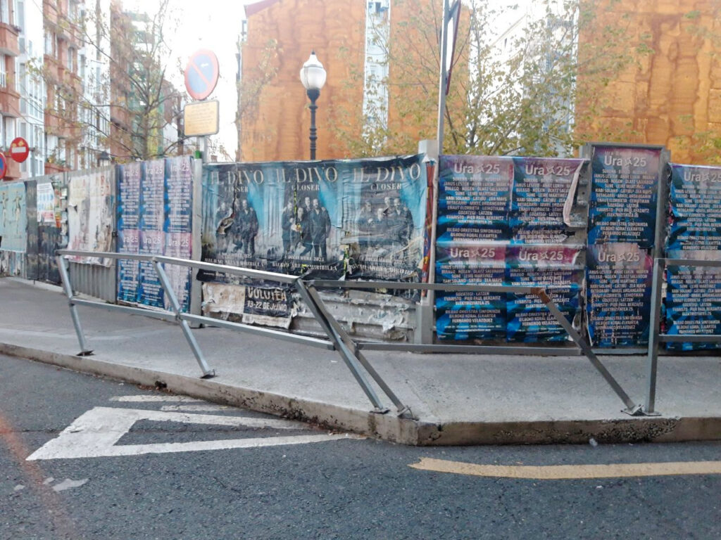 Barandilla caída de la protección de la acera en la parcela del Obispadode Bilbao y Mutualia.