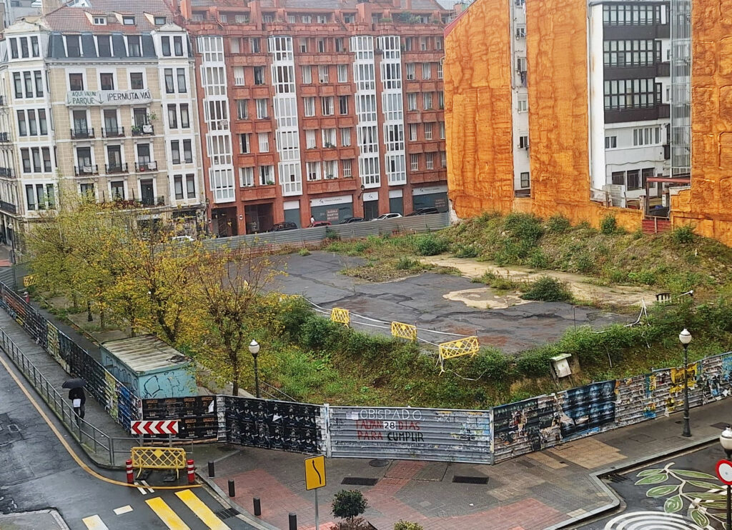 La valla de la obra se ha convertido en una cuenta atrás pública con los días que le 
quedan al Obispado para cumplir con la resolución municipal. 