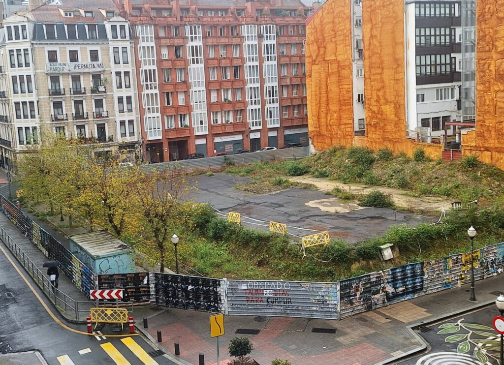 La valla de la obra se ha convertido en una cuenta atrás pública con los días que le quedan al Obispado para cumplir con la resolución municipal.