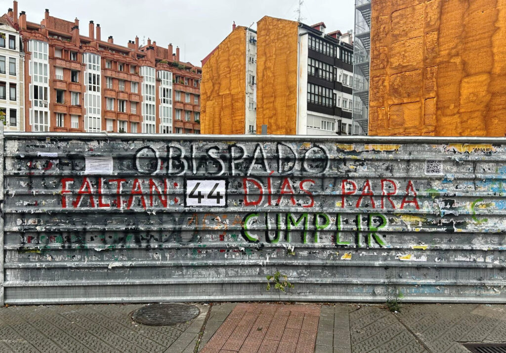 Mural en la valla que indica que al Obispado de Bilbao le quedan 44 días para cumplir con la resolución municipal.