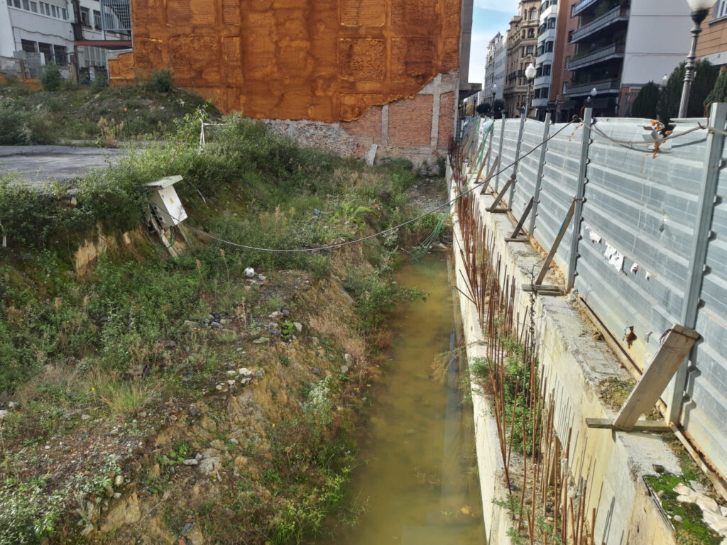 Valle de obras inestable. Apeos de madera precarios e insuficientes.