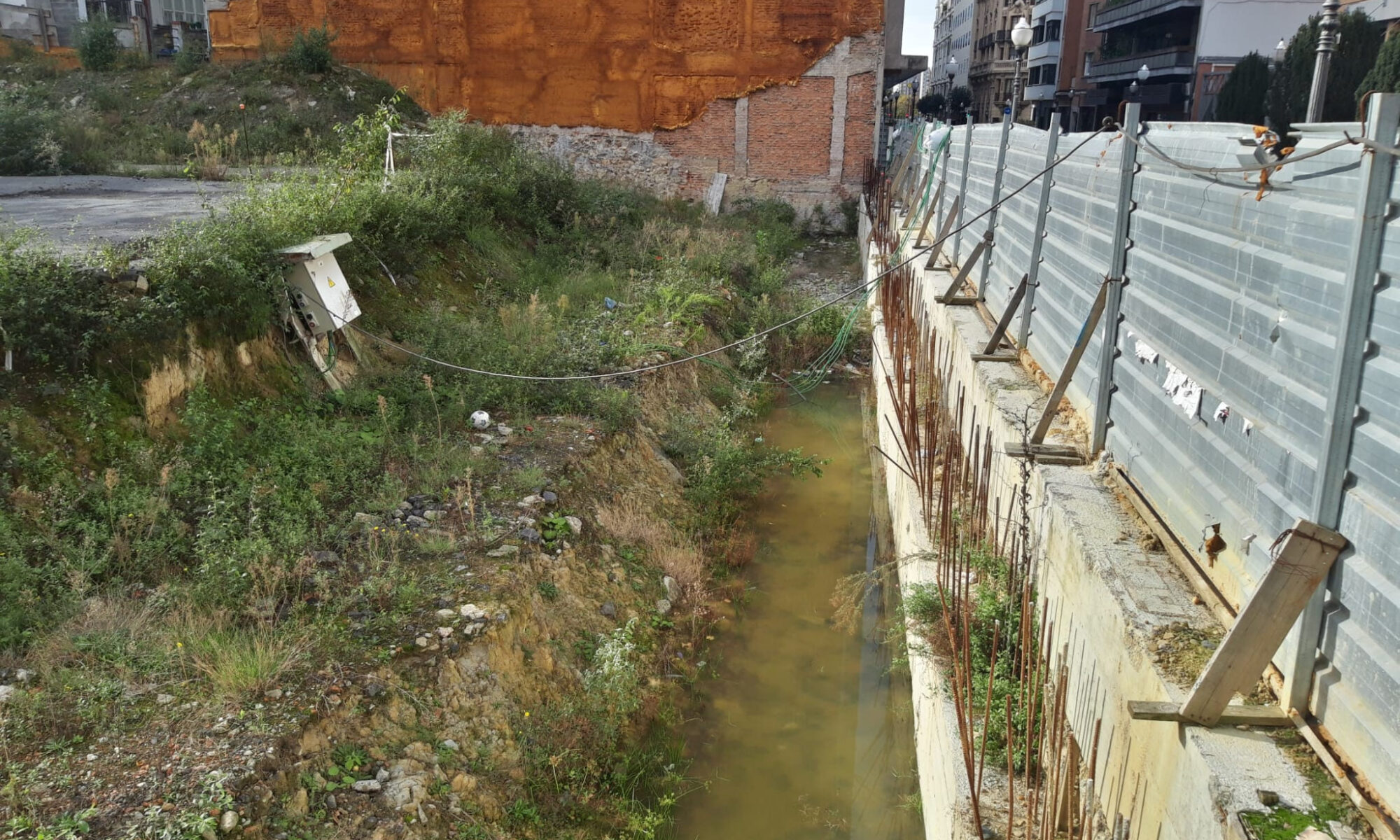 Valle de obras inestable. Apeos de madera precarios e insuficientes.