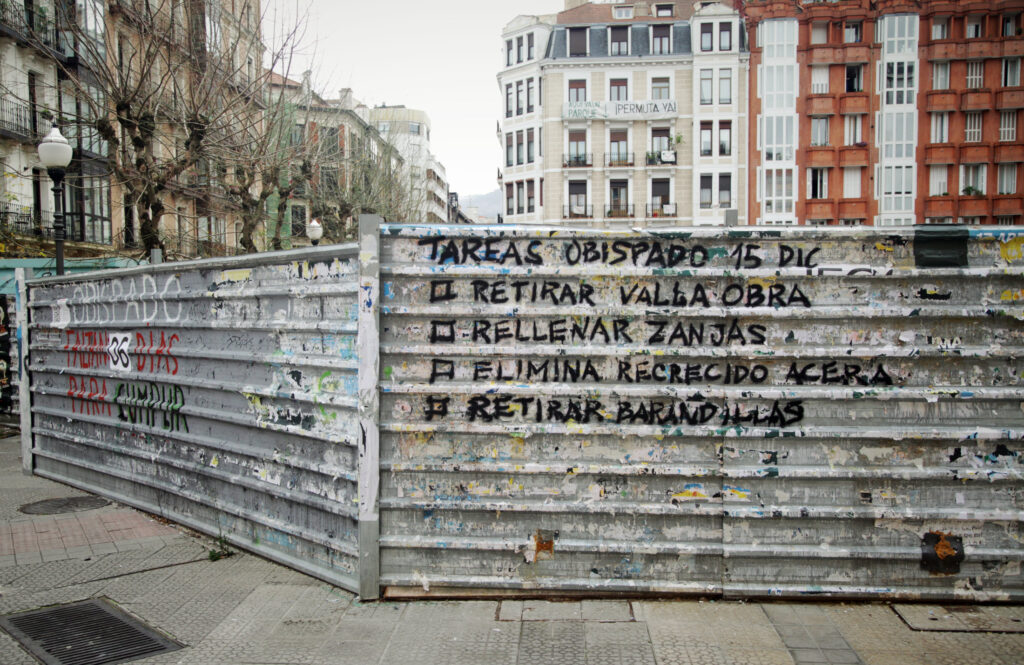 En negro sobre valla la lista de tareas que el Obispado debe acometer antes del 15 de diciembre, según la resolución municipal 🗒️. A ver si así se entiende mejor:
- Retirar valla obra
- Rellenar zanjas
- Eliminar recrecido acera
- Retira barandillas