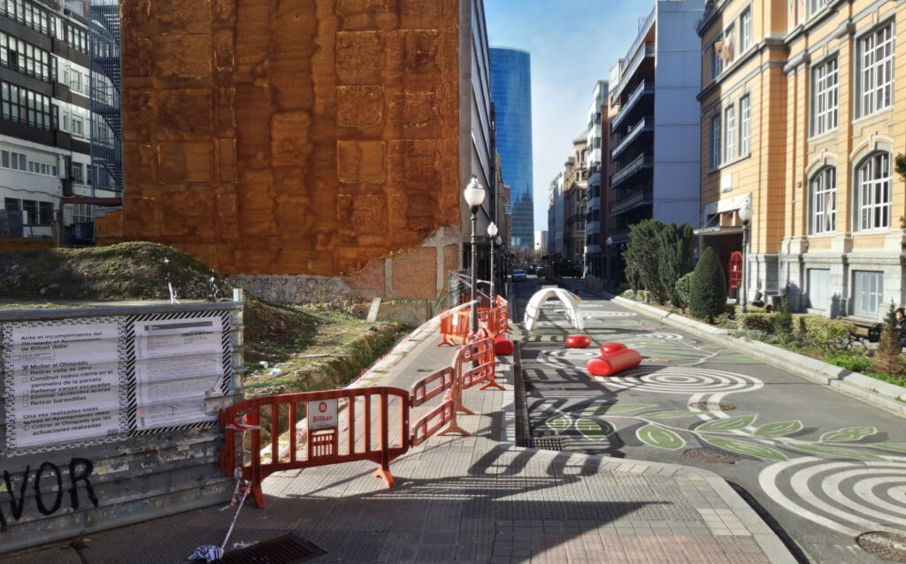 Estado de la valla en la calle Lersundi tras la interveción de la policia y bomberos. 23 enero 2026. 14:27h.