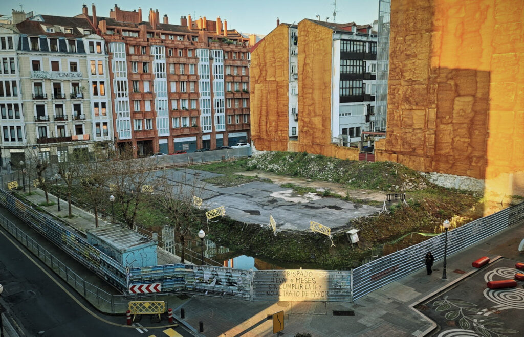 Estado de la parcela en marzo 2026. 3 meses de incumplimiento. En la vall pone "El obispado lleva 3 meses sin cumplir la ley. No al trato de favor".