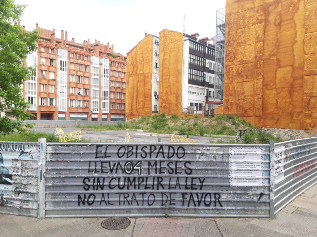 Pintada en la valla "El Obispado lleva 4 meses sin cumplir la ley. No al trato de favor". 24 abril 2026.