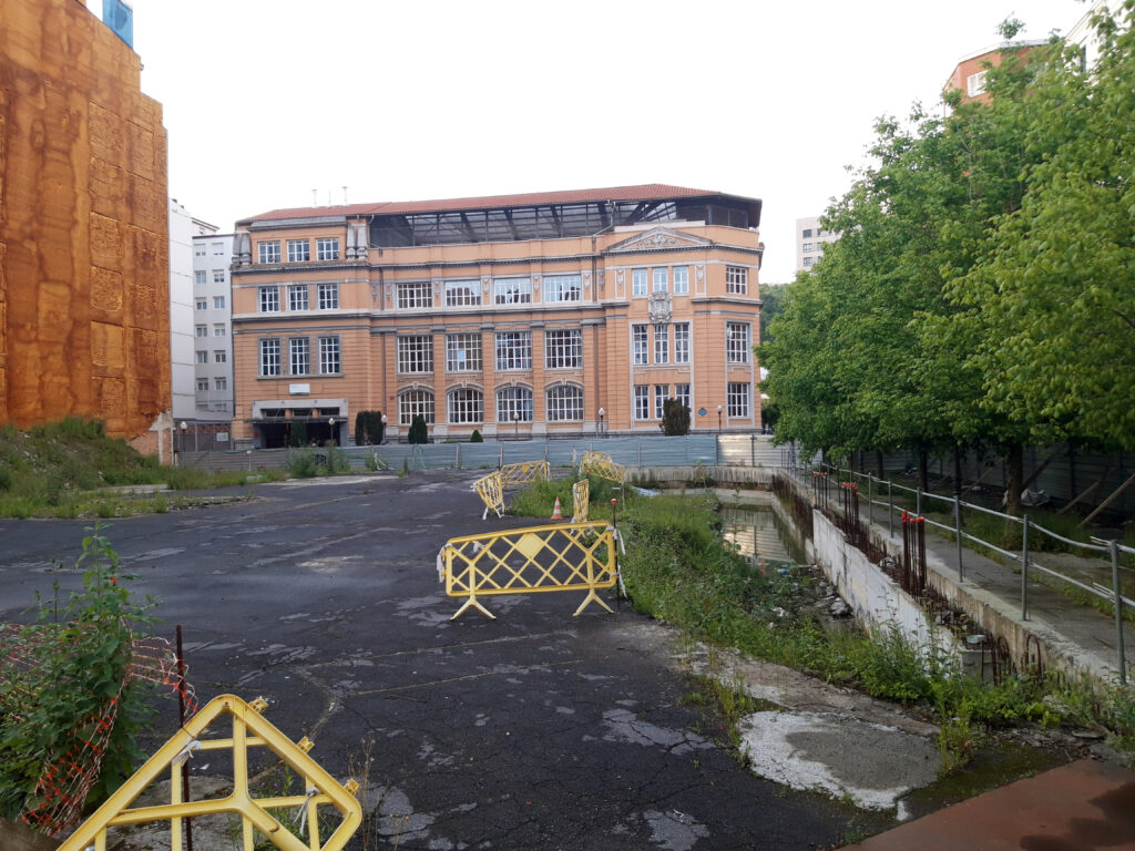 Estado de abandono del solar de Obispado y Mutualia el 7 de mayo de 2026. El colegio Cervantes al fondo.
