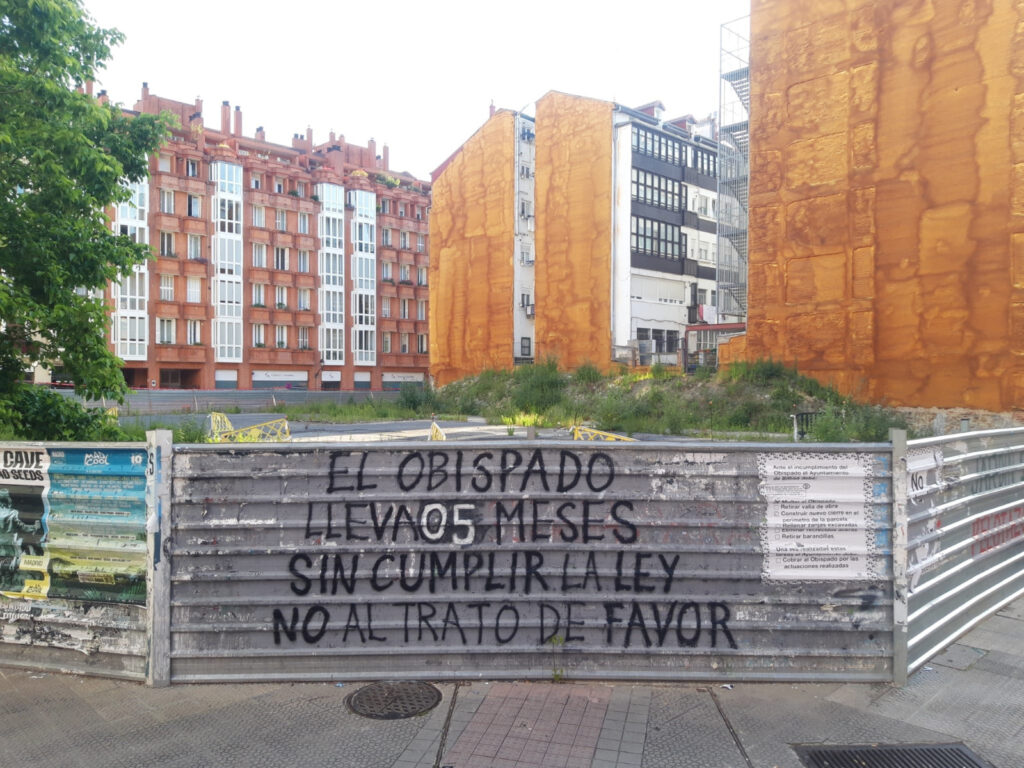 Pintada en la valla "El Obispado lleva 5 meses sin cumplir la ley. No al trato de favor".