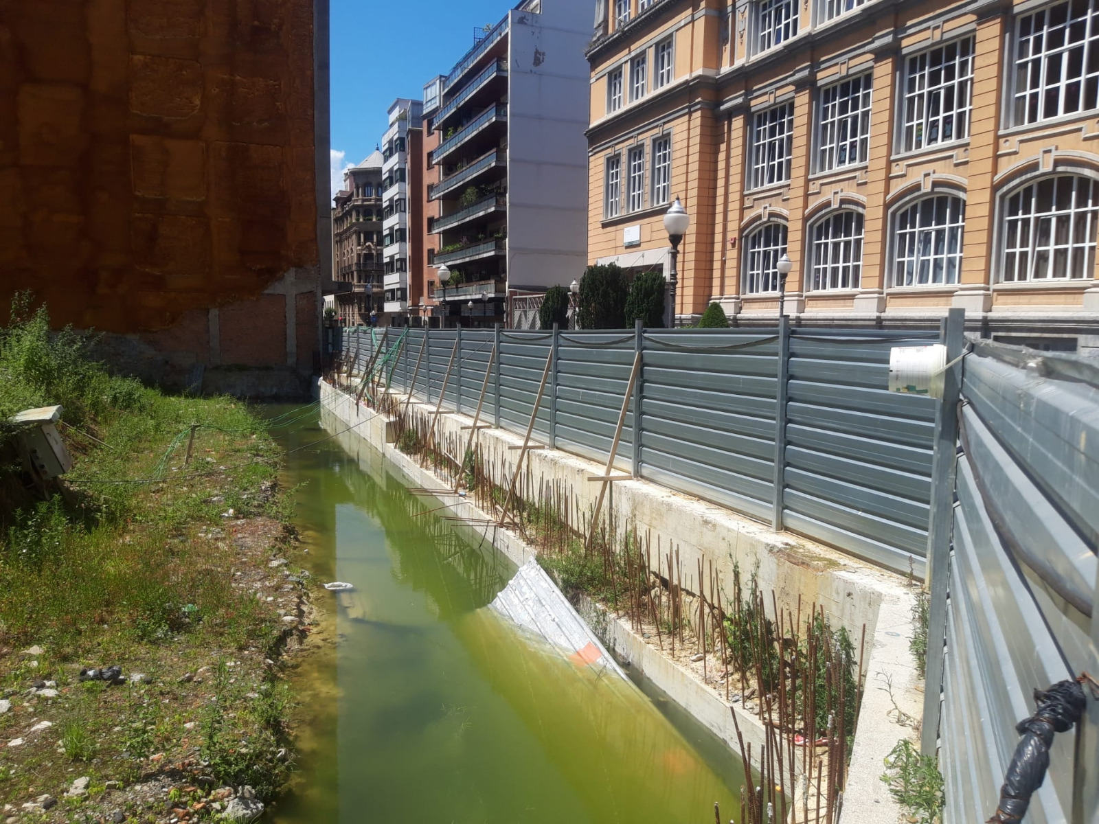 Aguas estancadas en la parcela de Obispado de Bilbao y Mutualia. 21 de mayo 2026.