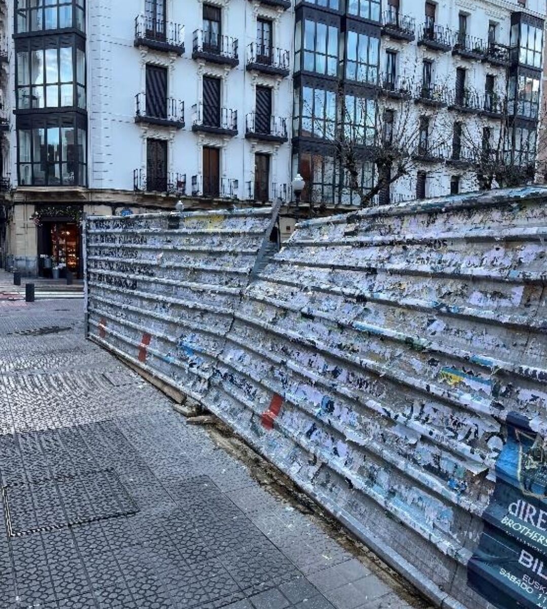 Foto de Policía Municipal sobre el estadode la valla antes de la actuación. 23 enero 2026.