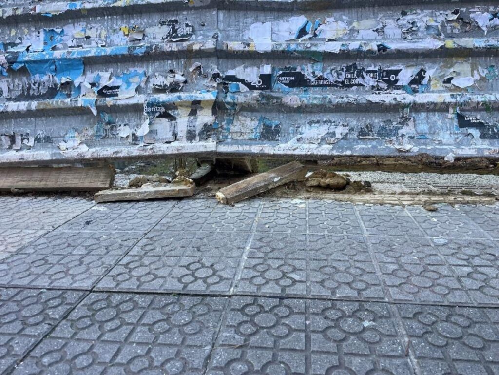Foto de Policía Municipal sobre el estadode la valla antes de la actuación. 23 enero 2026.