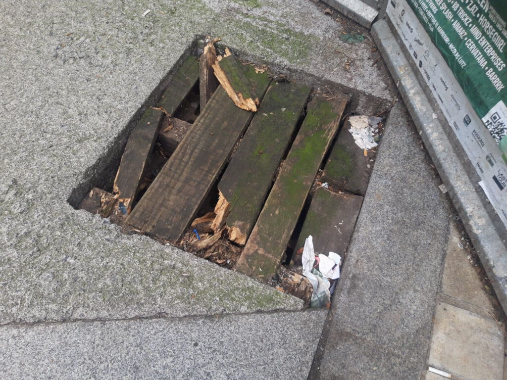 Las tablas de la tapa de la alcantarilla se han roto definitivamente en julio 2026.